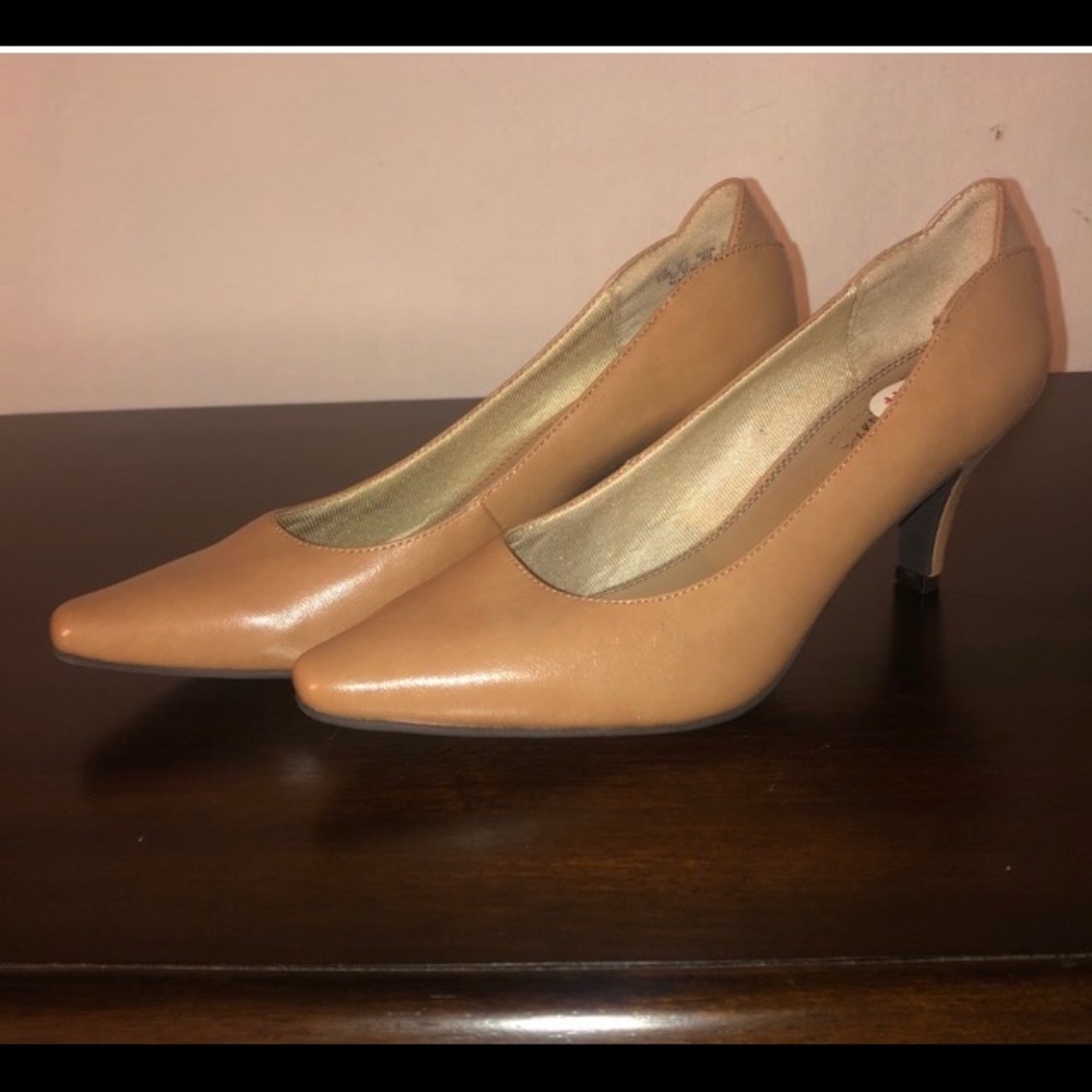 Women’s tan/natural heels